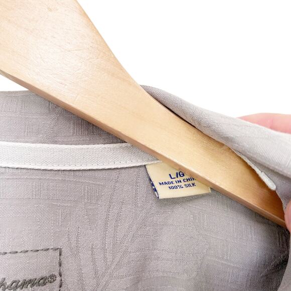 Tommy Bahama Gray 100% Silk Short Sleeve Button Down Sz L - Picture 3 of 4